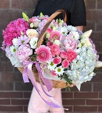 Композиция солнечный день в Дединово Цветочная композиция из Розы, Хризантемы, Пионы и Лизиантусы в корзине в Дединово