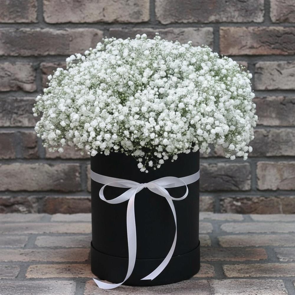 Цветочная композиция из Гипсофила в шляпной коробке в Дединово