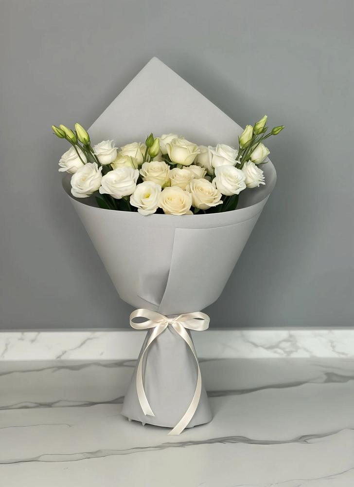 Букет цветов из: Розы и Лизиантусы в Дединово