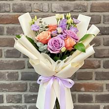 Букет цветов из:  Лизиантусы и Розы в Дединово