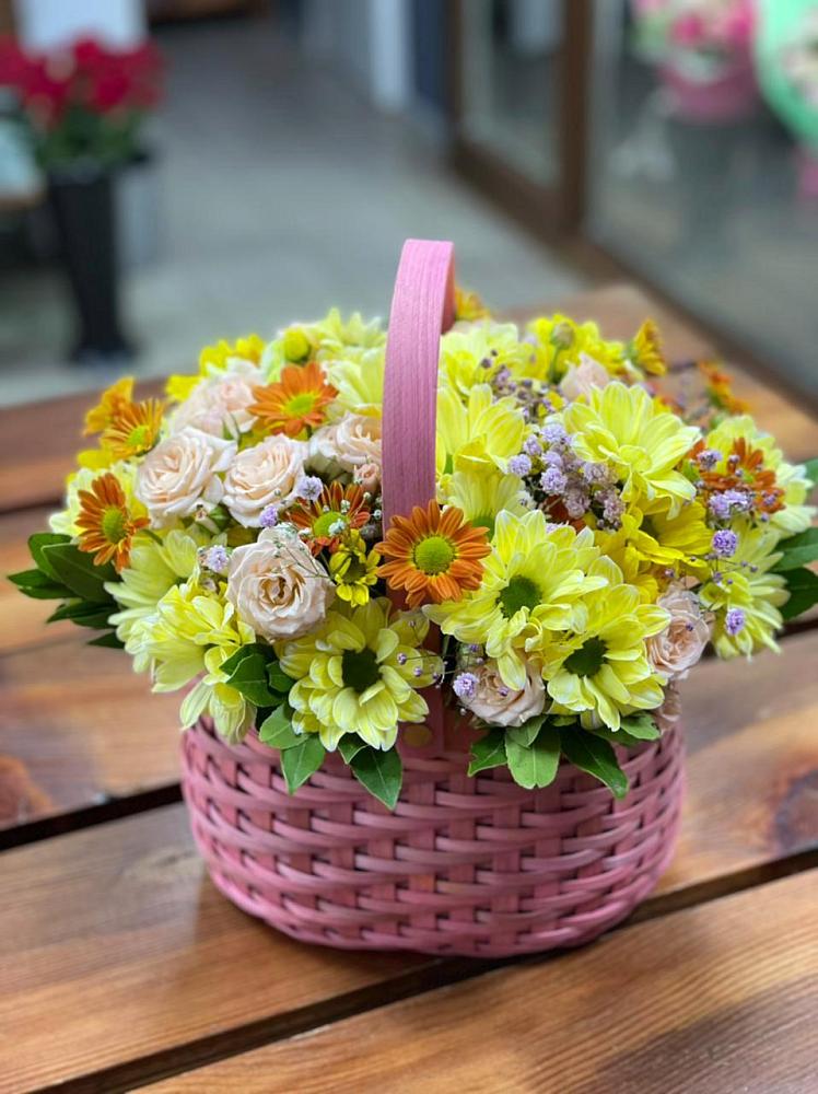 Цветочная композиция из Хризантемы и Розы в корзине в Дединово