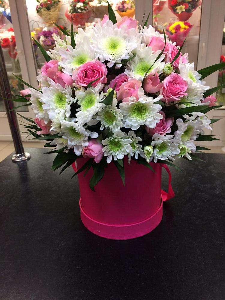 Цветочная композиция из Розы и Хризантемы в шляпной коробке в Дединово