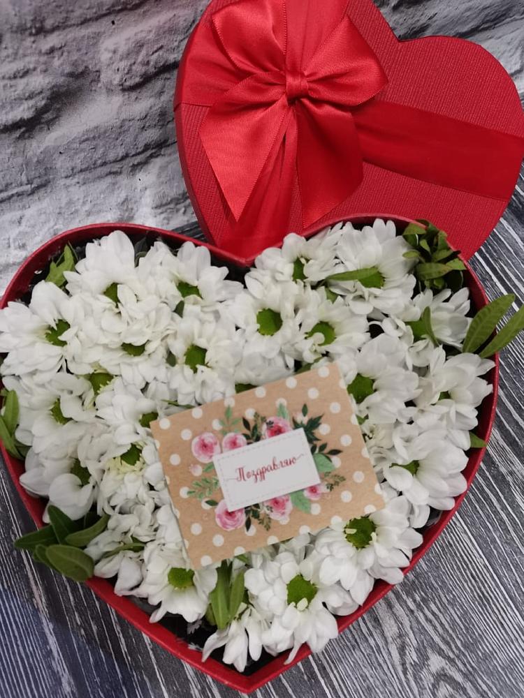 Цветочная композиция из Хризантемы в виде сердца в Дединово