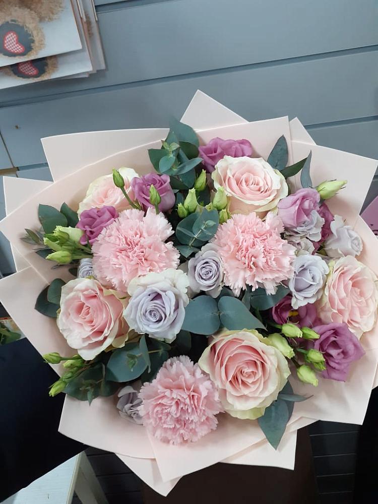 Букет цветов из: Розы, Гвоздики и Лизиантусы в Дединово