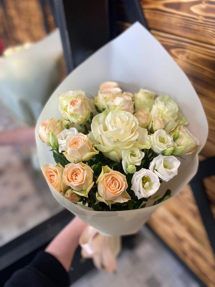 Букет цветов из: Розы и Лизиантусы в Дединово